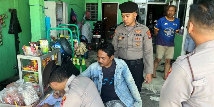 Respon Laporan Warga, Polres Gresik Gerebek Penjual Miras di Dekat Stasiun Indro