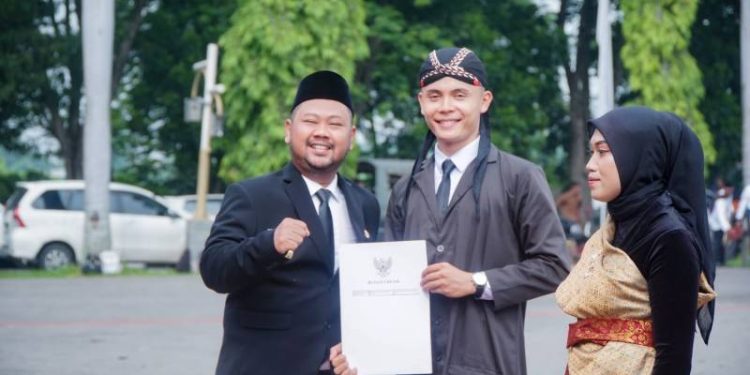 Bupati Gresik Pimpin Upacara Peringatan Hari Pahlawan, Dirangkai Penyerahan 3.022 SK PPPK