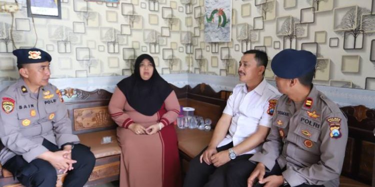 Jelang HUT Brimob, Polres Gresik Bangun Kebersamaan Lewat Anjangsana ke Purnawirawan