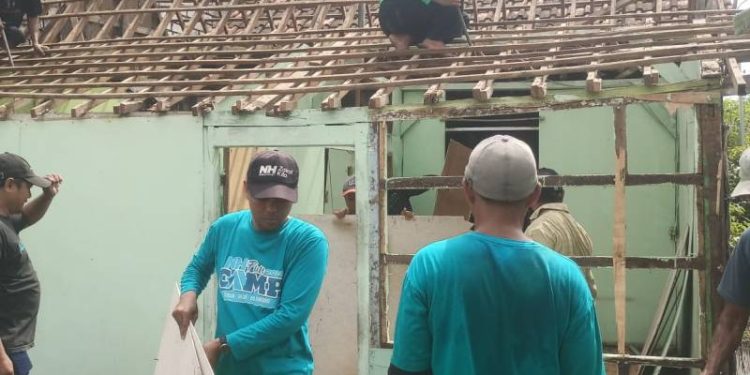 Buruh Cuci di Gresik Dapat Bantuan Bedah Rumah dari NH dan BMT Mandiri Sejahtera