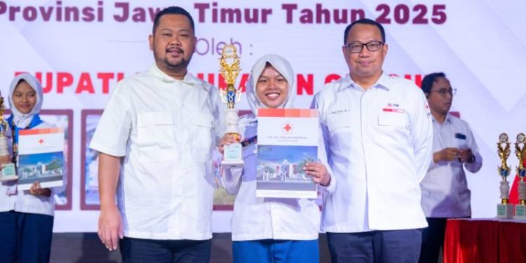 Bupati Gresik Beri Penghargaan Pendonor, Sampaikan Tantangan dan Optimisme PMI Tahun Depan