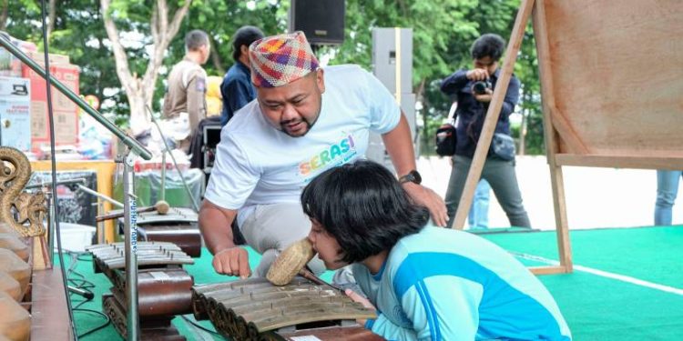 Hadiri Gelaran “Serasi”, Bupati Yani Bersama Ratusan Anak Istimewa Meriahkan Peringatan Hari Disabilitas Internasional di Gresik