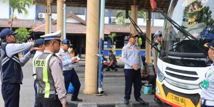 Jelang Nataru 2026, Satlantas Polres Gresik dan Dishub Gelar Ramcheck Ketat di Terminal Bunder