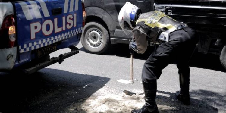 Demi Keselamatan Pengendara, Satlantas Polres Gresik Tambal Jalan Berlubang di Jalan Wahidin