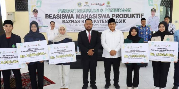 Bupati Gresik Salurkan Beasiswa Baznas untuk Mahasiswa Kurang Mampu