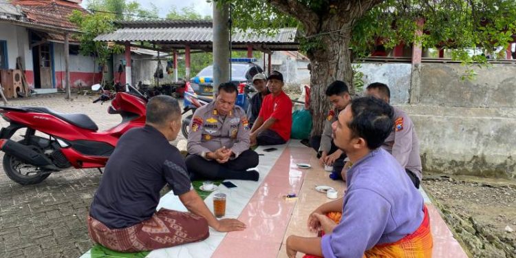 Bersama Nelayan Mengare, Satpolairud Polres Gresik Bahas Keselamatan dan Laut Lestari