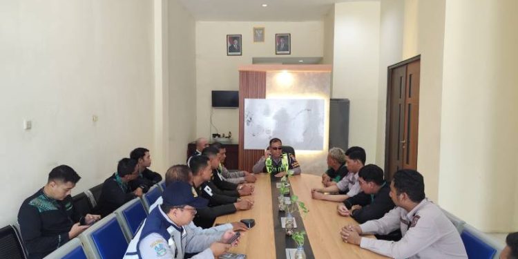 Tingkatkan Kamseltibcarlantas, Satlantas Polres Gresik Edukasi Driver Trans Jatim Lewat “Polantas Menyapa”