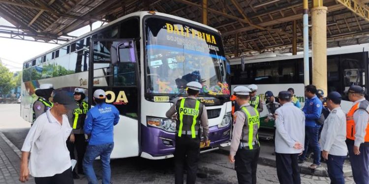 Ciptakan Transportasi Yang Aman, Satlantas Polres Gresik Sapa Driver dan Ramp Check Bus Penumpang
