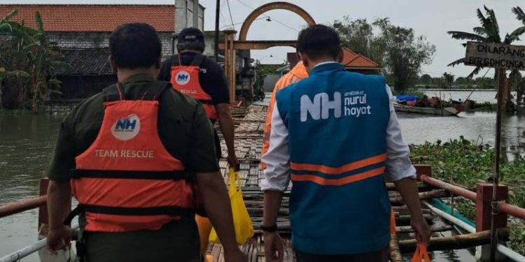 Aksi Kemanusiaan Tim Sigab Nurul Hayat: Terobos Jembatan Darurat Salurkan Bantuan Korban Banjir di Lamongan