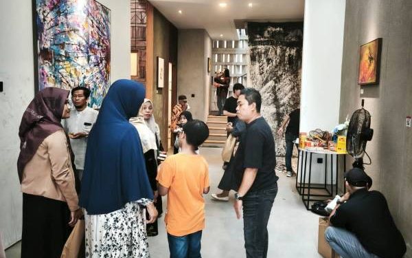 Pameran Tunggal Kedua Seniman Anak Samurai Jalu Bertajuk “Mulai Dari Rumah” Berlangsung Meriah