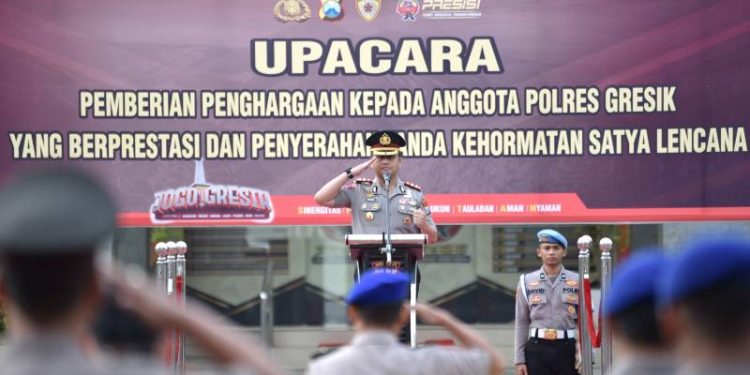 Kapolres Gresik Apresiasi Dedikasi Personel, 63 Anggota Terima Penghargaan dan Satyalancana