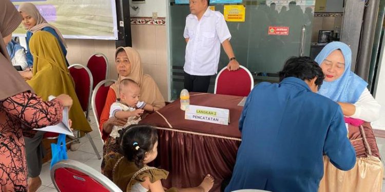 Mahasiswa UNAIR Bawa Digitalisasi dan Edukasi Kesehatan ke Desa Sukorejo Gresik