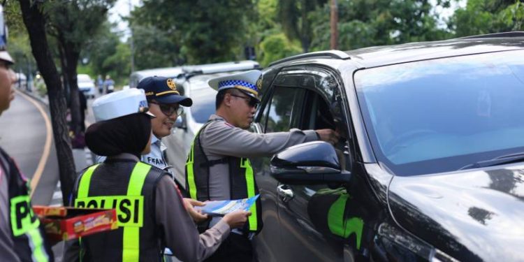Satlantas Polres Gresik Berikan Edukasi Keselamatan, Pengguna Jalan Tertib Dapat Cokelat