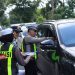 Satlantas Polres Gresik Berikan Edukasi Keselamatan, Pengguna Jalan Tertib Dapat Cokelat