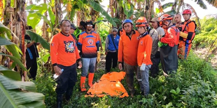 Polres Gresik bersama BPBD Bergerak Cepat Evakuasi Korban Terseret Selokan di Driyorejo