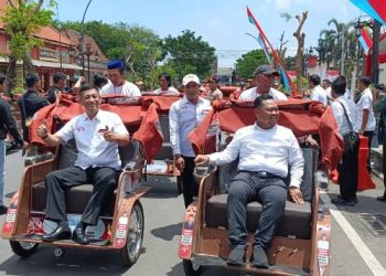 Tngkatkan Kesejahteraan Masyarakat, Bupati Gresik Bagikan Becak Listrik Bantuan dari Presiden Prabowo Subianto