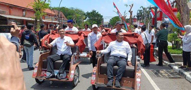 Tngkatkan Kesejahteraan Masyarakat, Bupati Gresik Bagikan Becak Listrik Bantuan dari Presiden Prabowo Subianto