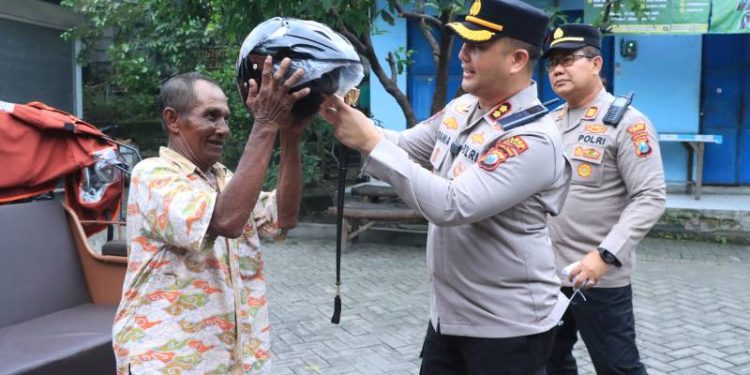 Kapolres Gresik Bagikan Helm Gratis Pengemudi Becak Listrik
