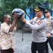 Kapolres Gresik Bagikan Helm Gratis Pengemudi Becak Listrik