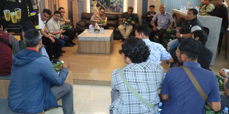 Ngopi Sambil Nikmati Nasi Krawu, Kapolres Gresik Pererat Sinergi Dengan Awak Media