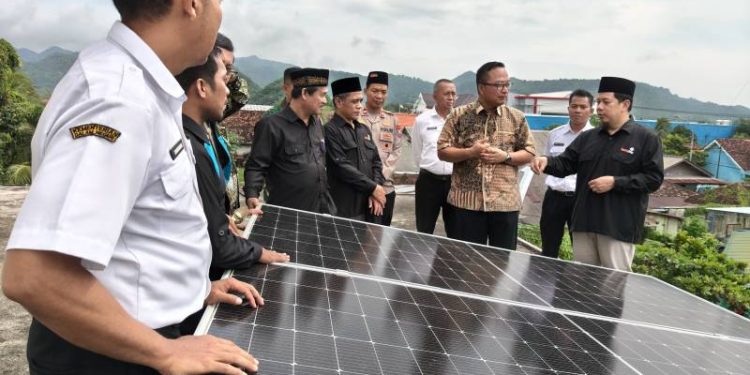 Wabup Asluchul Alif Resmikan Pompa Air Tenaga Surya di Masjid As-Shalihin Sangkapura Bawean
