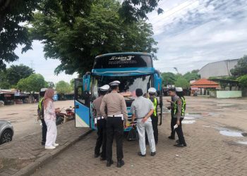 Pastikan Keselamatan Peziarah, Satlantas Polres Gresik Gelar Ramp Check Bus Pariwisata di Kawasan Sunan Giri