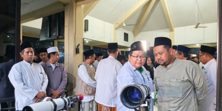Bupati dan LFNU Gresik Tak Melihat Hilal saat Rukyat Awal Ramadan 1447 H di Bukit Condrodipo