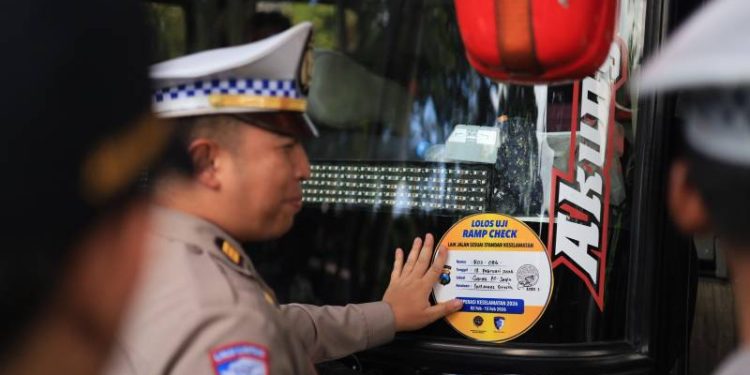 Polres Gresik Bersama Polda Jatim Gelar Rampcheck Bus Pariwisata, Pastikan Keselamatan Wisatawan