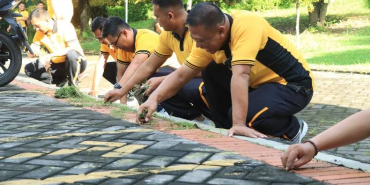 Kapolres Gresik Pimpin Aksi Bersih Masjid Agung, Wujud Nyata Program ASRI Presiden Prabowo