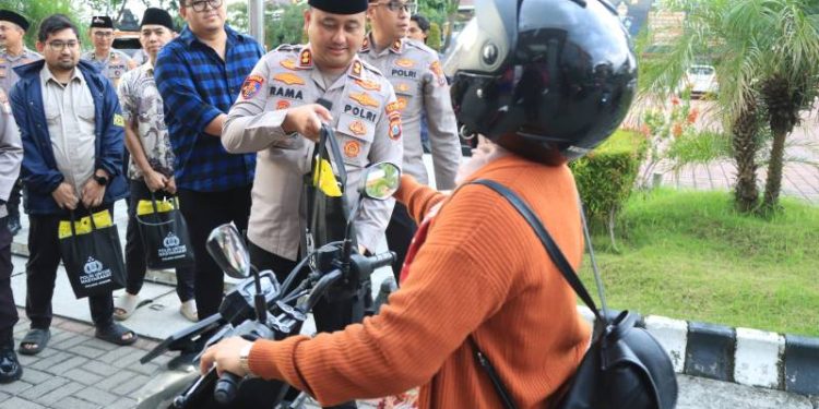Ramadan Penuh Berkah, Polres Gresik Turun ke Jalan Bagikan Takjil