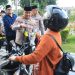 Ramadan Penuh Berkah, Polres Gresik Turun ke Jalan Bagikan Takjil