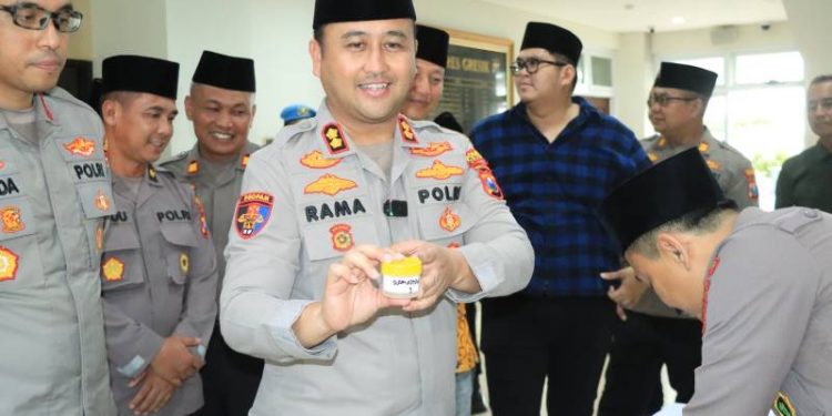 Kapolres Gresik Pimpin Tes Urine PJU, Seluruh Pejabat Utama Polres Gresik Negatif Narkoba