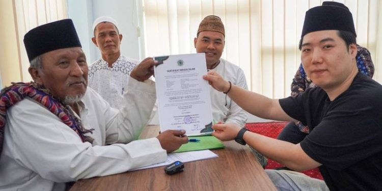 Ramadhan Penuh Rahmat, Cho Youngho Pria Asal Korea Jadi Mualaf di Kantor MUI Gresik