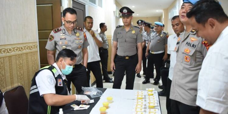 Pastikan Bersih Narkoba, Polres Gresik Gelar Tes Urine Personel