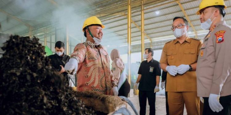 Solusi Atasi Tumpukan Sampah di TPA Ngipik, Bupati Gresik Resmikan Operasional Landfill Mining