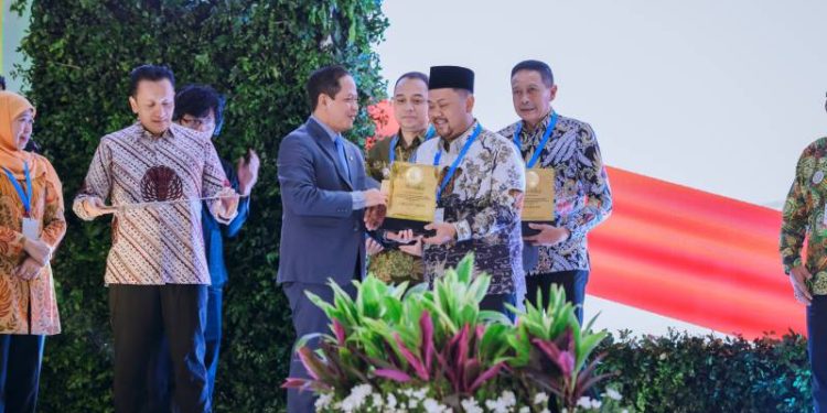 Gresik Masuk 35 Daerah Peraih Penghargaan Kinerja Pengelolaan Sampah Sertifikat Menuju Kabupaten Bersih