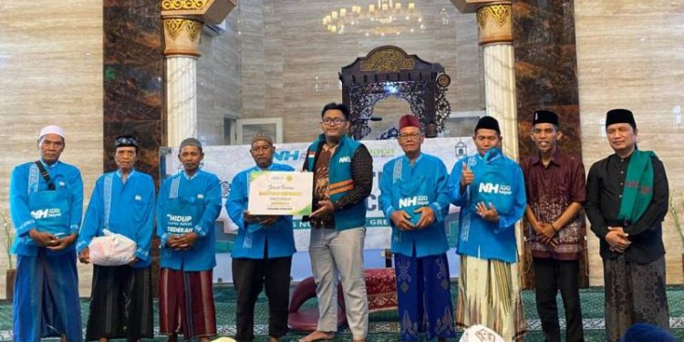 Ramadan Penuh Berkah, Puluhan Tukang Becak Sumringah Dapat Sembako dan Uang Tunai dari Nurul Hayat Gresik