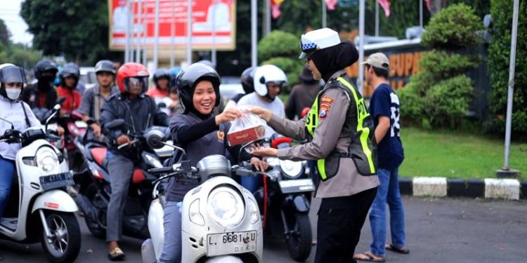Satlantas Polres Gresik dan Driver Ambulans Bagikan Takjil di Depan Kantor Bupati