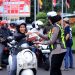 Satlantas Polres Gresik dan Driver Ambulans Bagikan Takjil di Depan Kantor Bupati