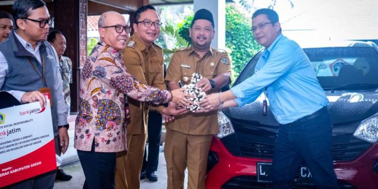 Bupati Gresik Serahkan 3 Mobil CSR Dari Bank Jatim ke Pondok Pesantren dan GP Ansor Bawean