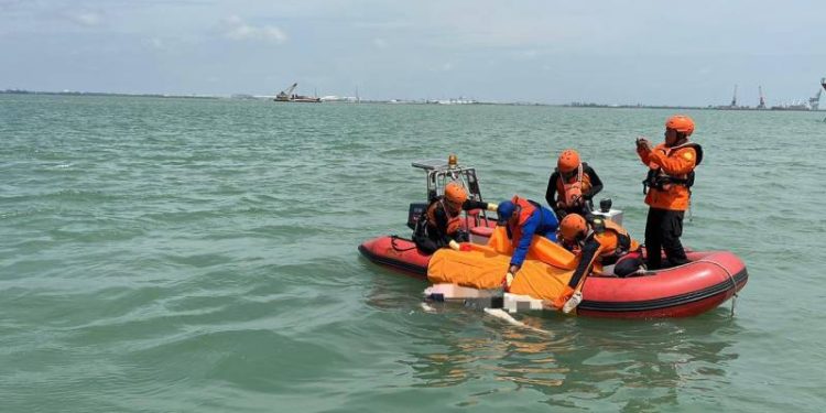 Hari Ketiga Pencarian, Satpolairud Polres Gresik dan Tim SAR Berhasil Temukan Korban KM Dharma Ferry VII