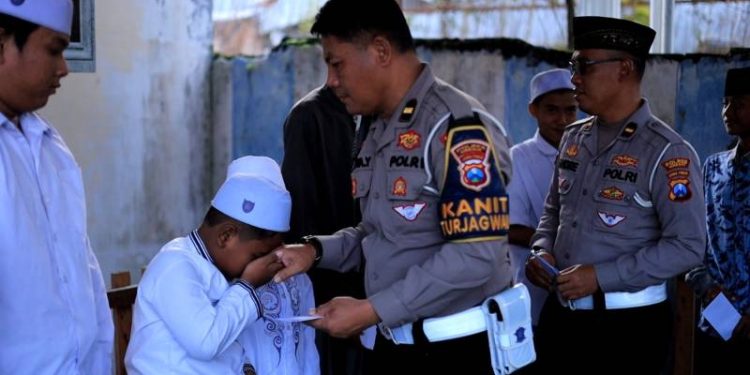 Ramadhan Penuh Berkah, Satlantas Polres Gresik Santuni Anak Yatim Roudlotul Hikmah