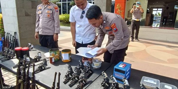 Jelang Lebaran 2026, Polres Gresik Sidak Senjata Api Personel Pastikan Kesiapan Pengamanan Mudik