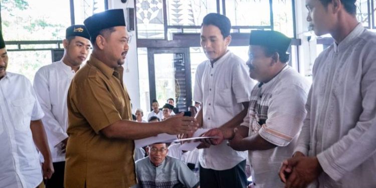 Bupati Gresik Salurkan Bingkisan Lebaran Kepada Penjaga Keamanan dan Petugas Kebersihan Seluruh UPT SMP Negeri
