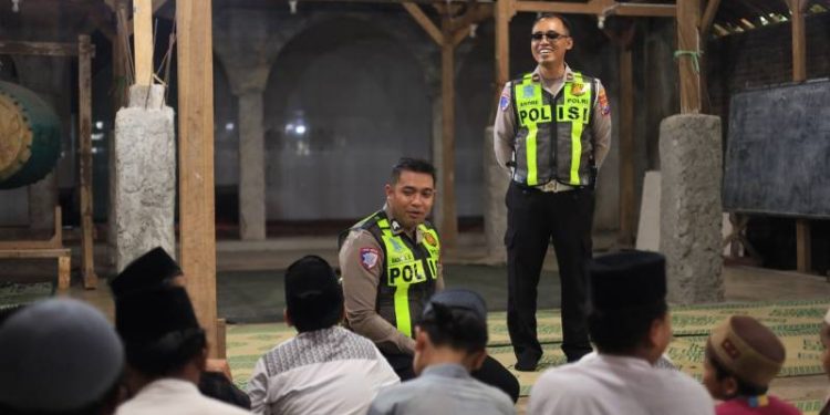Police Goes to Pondok Pesantren, Satlantas Polres Gresik Tanamkan Tertib Lalu Lintas ke Santri