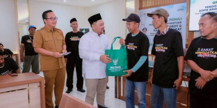 Bupati Yani Lepas Kampanye Zakat Lewat Angkot, 50 Sopir Terima Bantuan