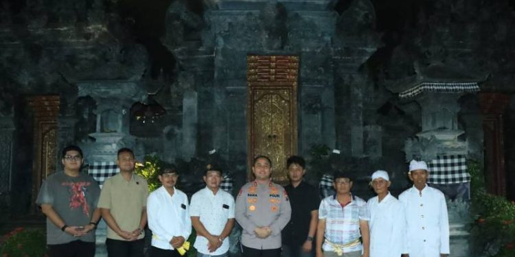 Kapolres Gresik Silaturahmi ke Pura Kerta Bumi, Perkuat Kerukunan Antarumat Beragama Jelang Nyepi dan Takbiran