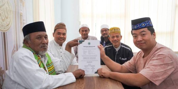 Perjalanan Spiritual Wen Chao, Pekerja Asal Tiongkok yang Memeluk Islam di MUI Gresik