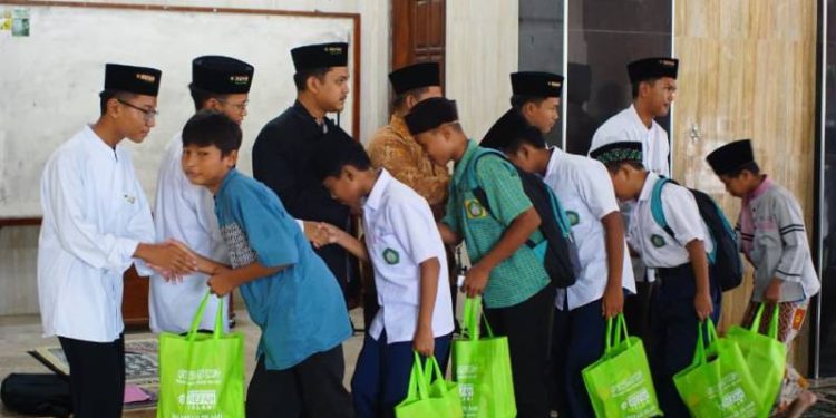 Santri MA Refah Islami Bagikan Bingkisan Ramadan untuk Puluhan Anak Panti Asuhan Hasanuddin
