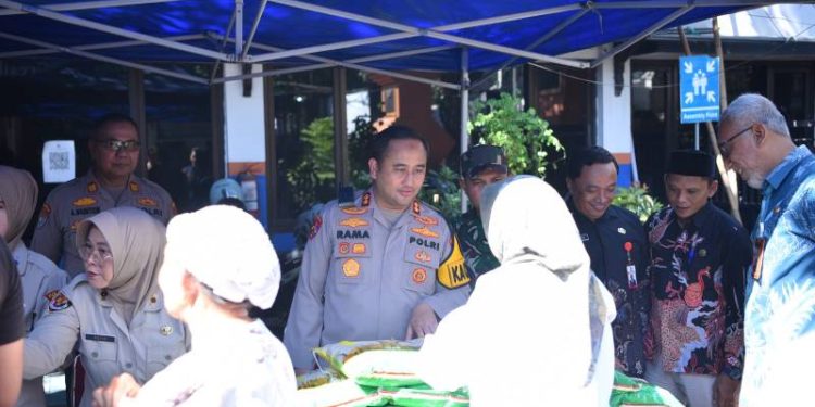Polres Gresik Gelar Pasar Murah Gerakan Pangan Murah Polri, Beras dan Minyakita Diserbu Warga